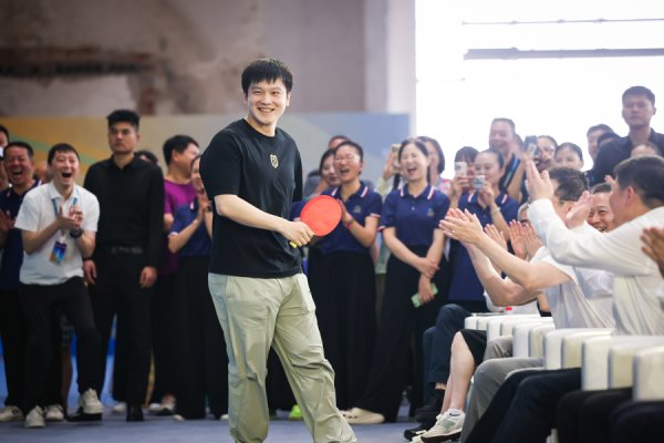 专业网上配资 社区“民星”挑战奥运 “明星”，樊振东现身上海草根乒乓球赛